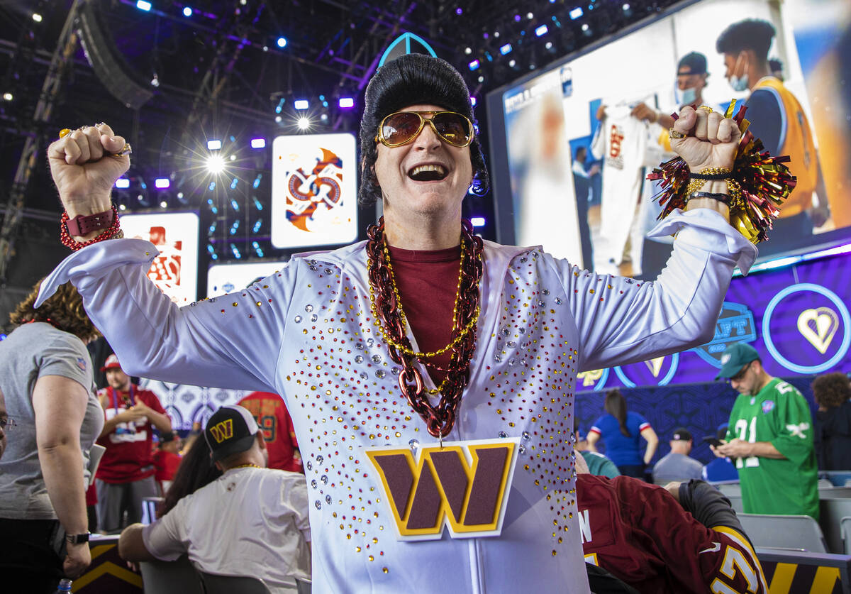 Penggemar Tim Sepak Bola Washington Mark Turner, dari Austin, Texas., Selama hari kedua draft NFL...