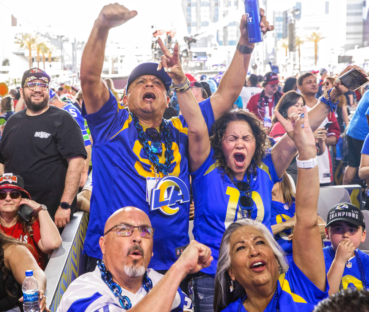 Penggemar Los Angeles Rams bersorak pada hari kedua draft NFL pada Jumat, 29 April 2022, di Las V...