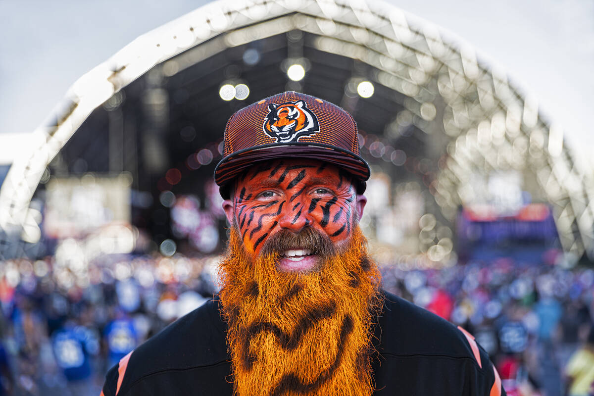 Penggemar Bengals, Gary Faulkner, dari Cincinnati, Ohio, pada hari kedua draft NFL pada Jumat, A...
