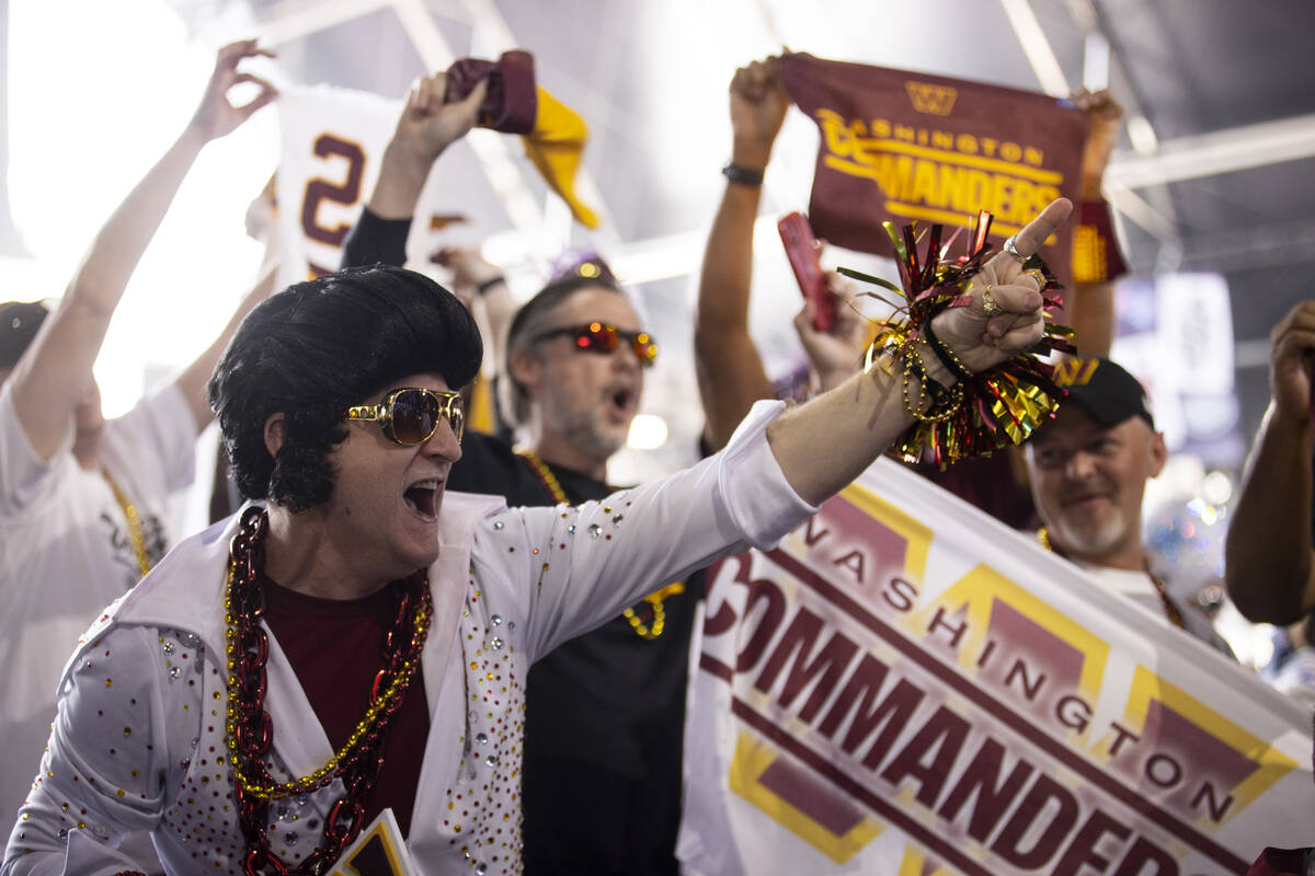 Fans menghadiri hari kedua acara NFL Draft di Las Vegas, Jumat, 29 April 2022. (Eric V...