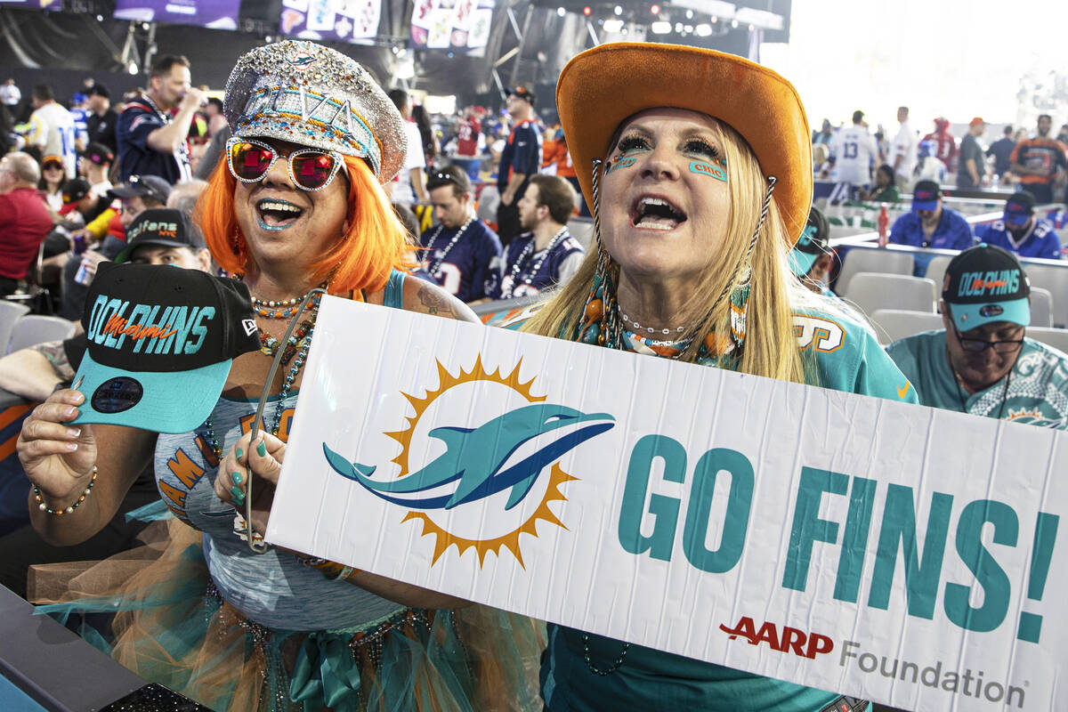 Penggemar Miami Dolphins Mirta Cordoves, kanan, dan Jen Schultz, dari Miami, Florida, pada hari kedua ...
