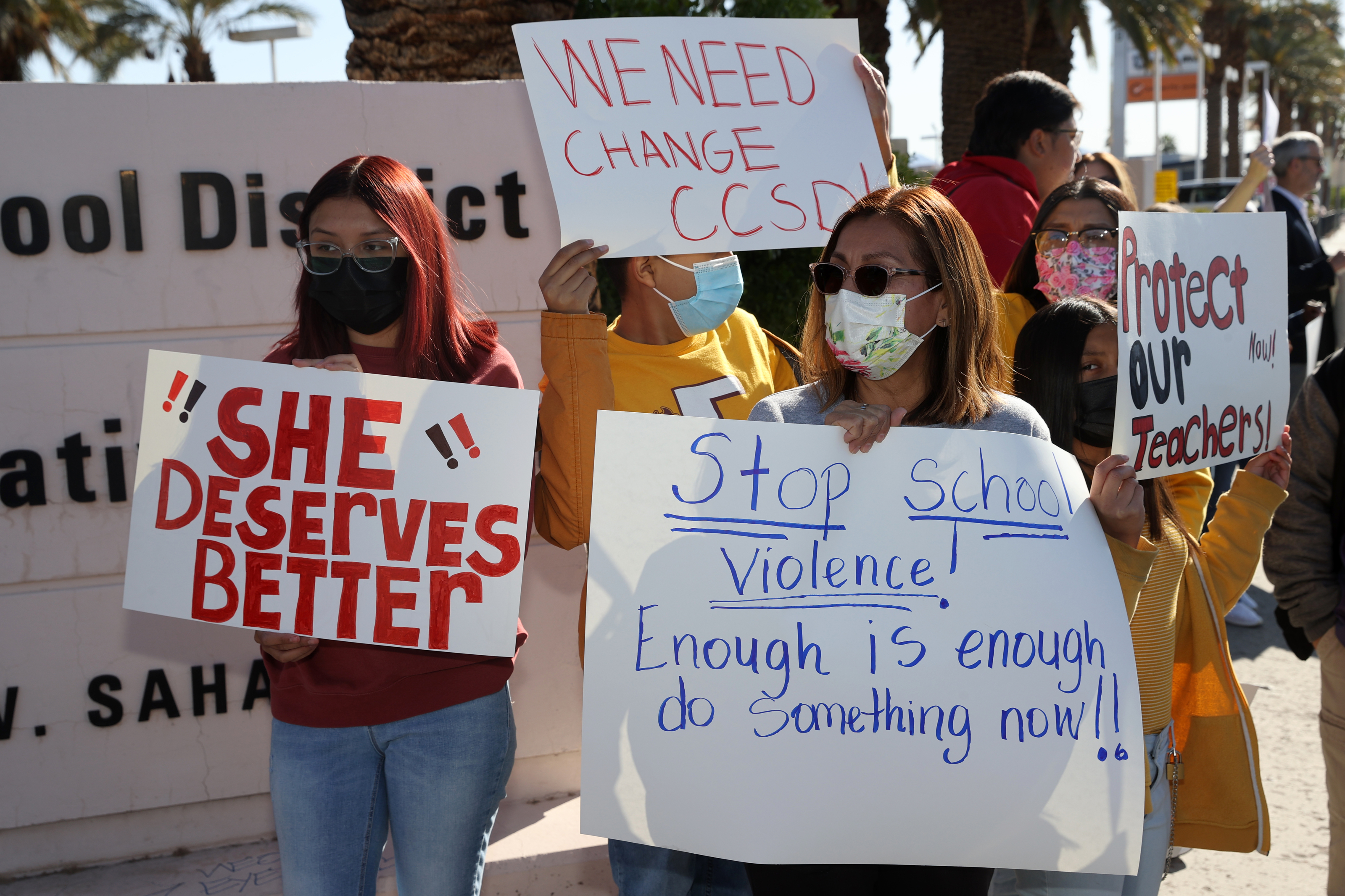 Protes terhadap kekerasan sekolah CCSD menarik ratusan orang