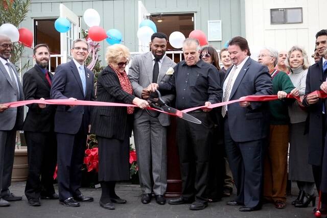 Former NFL player Steven Jackson, center, cuts the ribbon for the grand opening of the second V ...