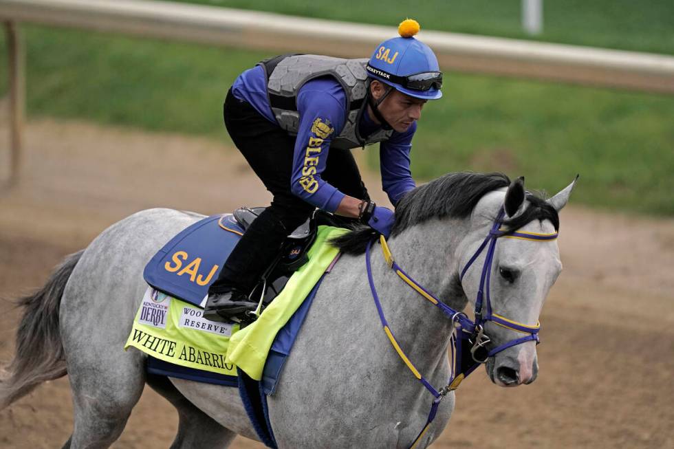 Kontestan Kentucky Derby White Abarrio berlatih Rabu, 4 Mei 2022 di Churchill Downs di Lo...