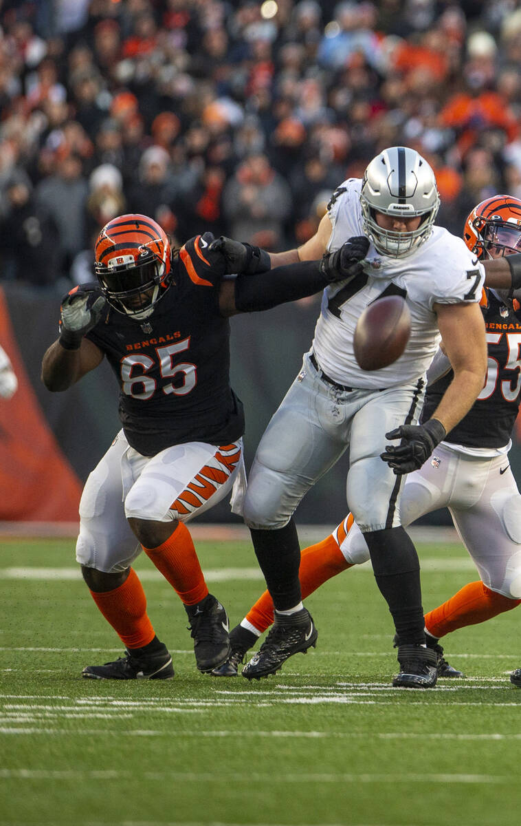 Cincinnati Bengals defensive tackle Larry Ogunjobi (65) and Raiders offensive tackle Kolton Mil ...