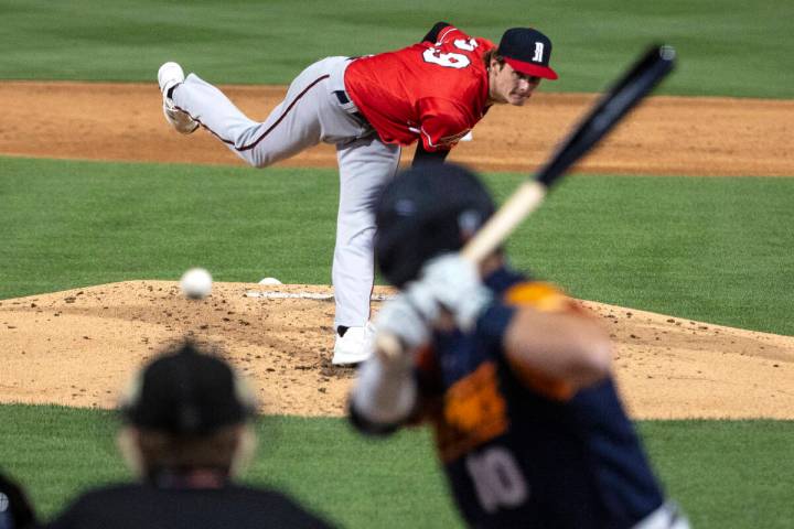 Reno Aces Ryne Nelson (29) delivers against Las Vegas Aviators infielder Nate Mondou (10) durin ...