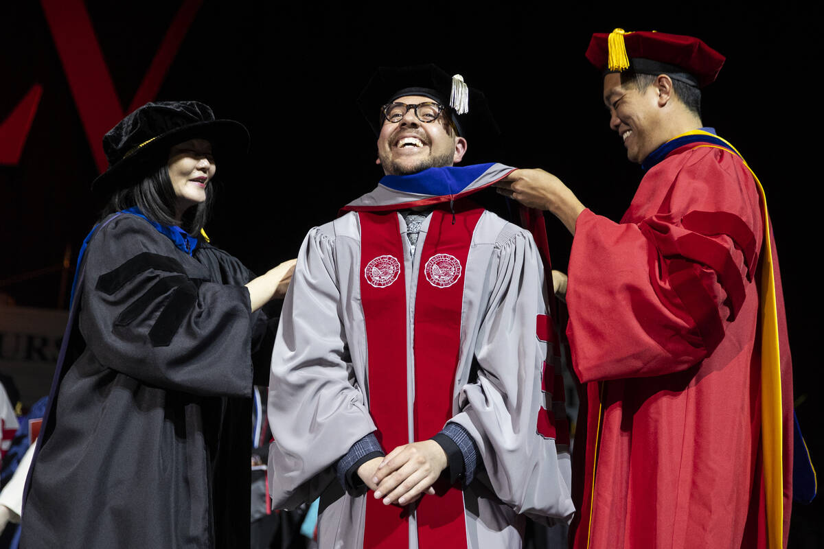UNLV holds graduation ceremonies — PHOTOS Education Local