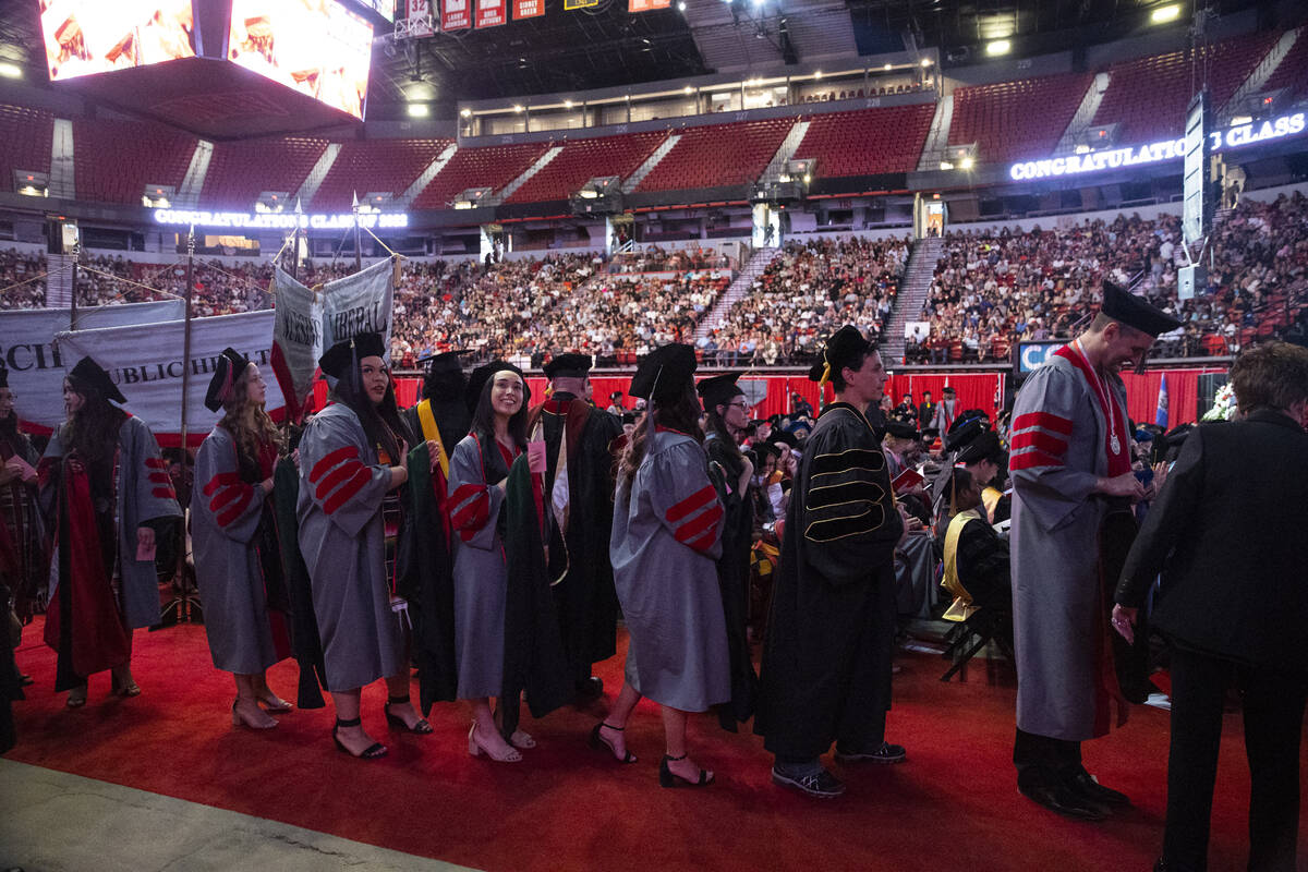 UNLV holds graduation ceremonies — PHOTOS Las Vegas ReviewJournal
