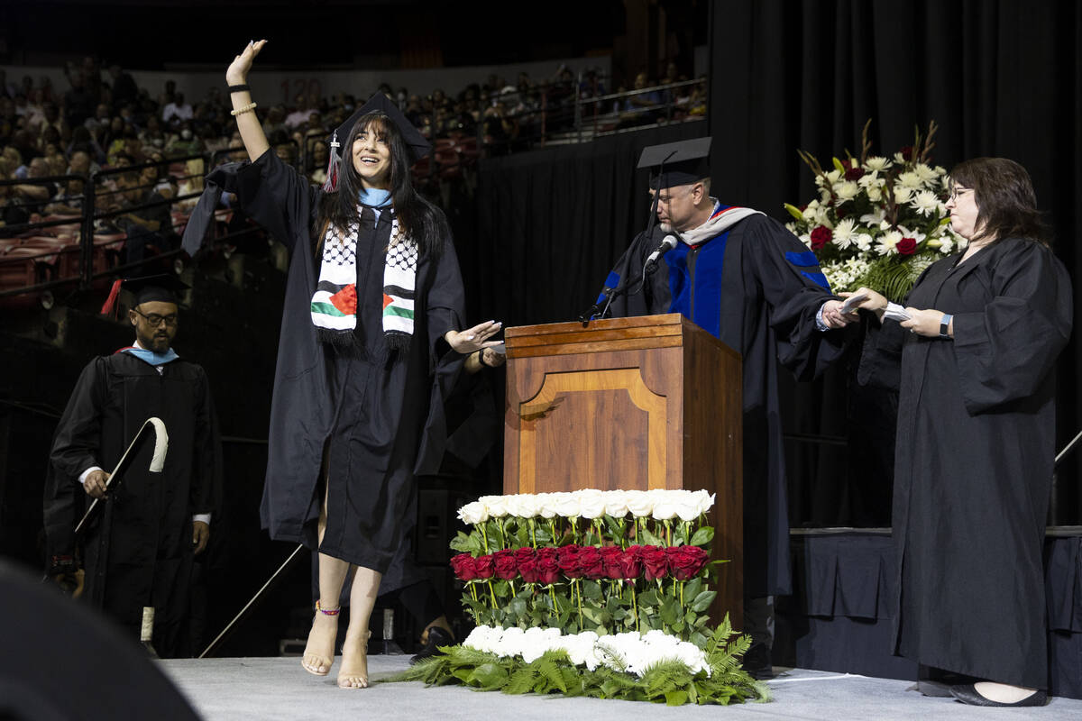 UNLV holds graduation ceremonies — PHOTOS Education Local