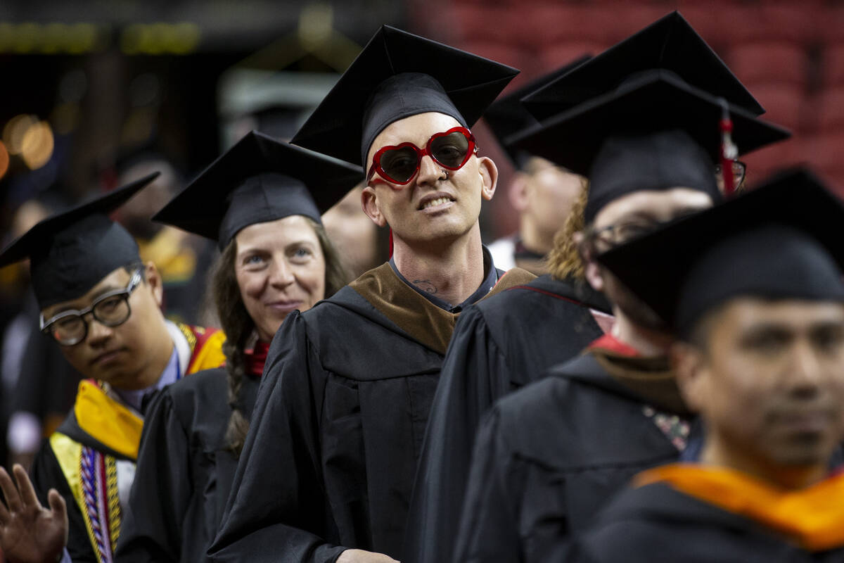 UNLV holds graduation ceremonies — PHOTOS Las Vegas ReviewJournal
