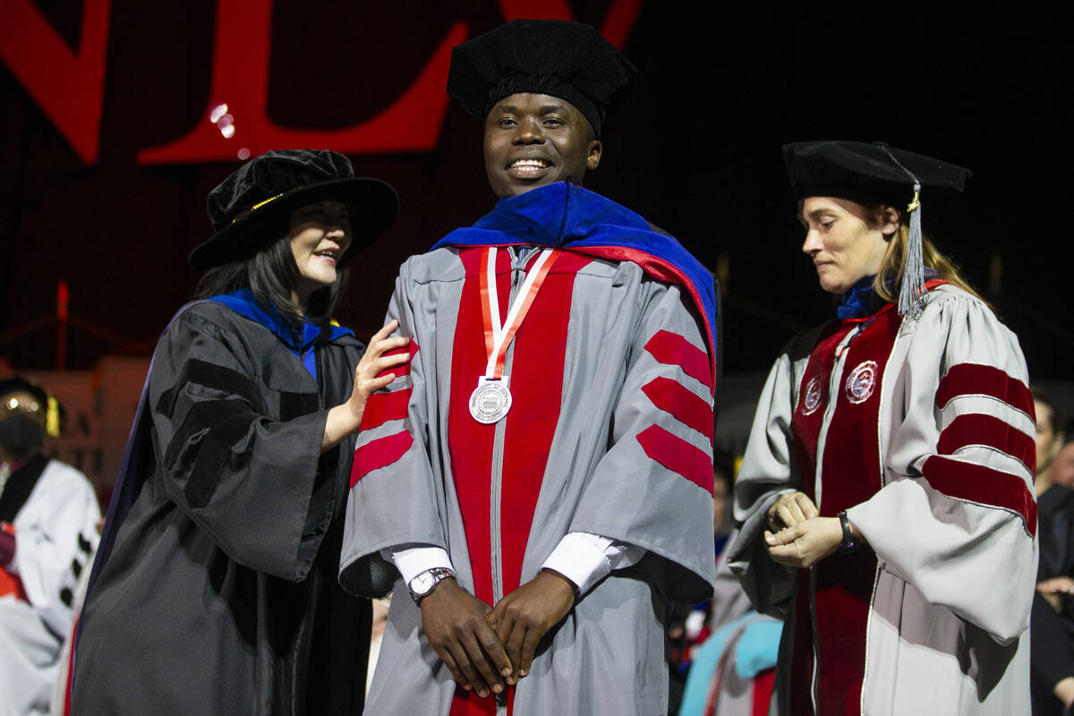 UNLV holds graduation ceremonies — PHOTOS Las Vegas ReviewJournal