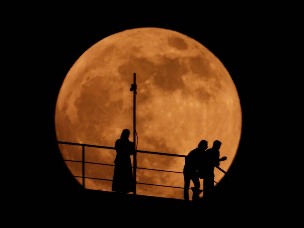 Lunar eclipse provides a dazzling display in Las Vegas skies Local