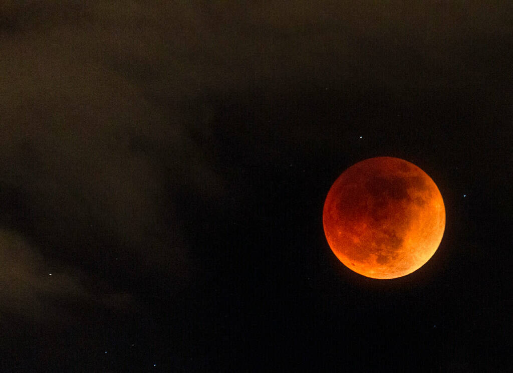 Lunar eclipse provides a dazzling display in Las Vegas skies Local