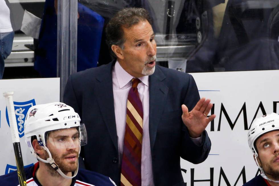 Dalam file foto 13 November 2015 ini, John Tortorella dari Columbus Blue Jackets memberikan instruksi kepada ...