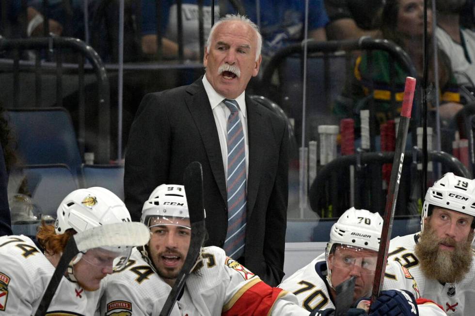 Pelatih Florida Panthers Joel Quenneville memberikan instruksi selama periode ketiga ...