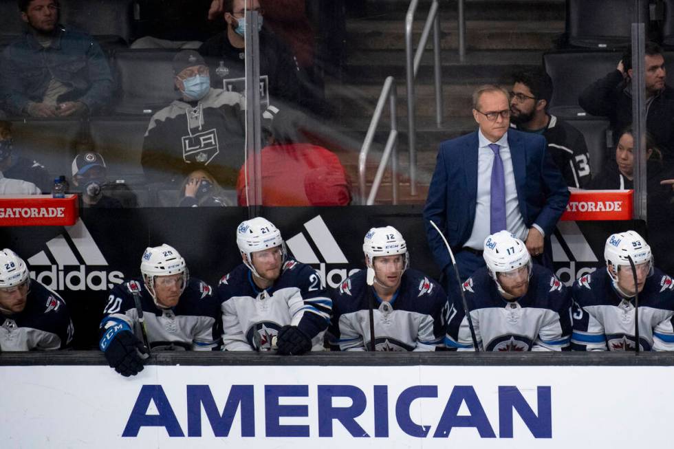 Pelatih kepala Winnipeg Jets Paul Maurice menyaksikan para pemainnya selama pertandingan hoki NHL melawan ...