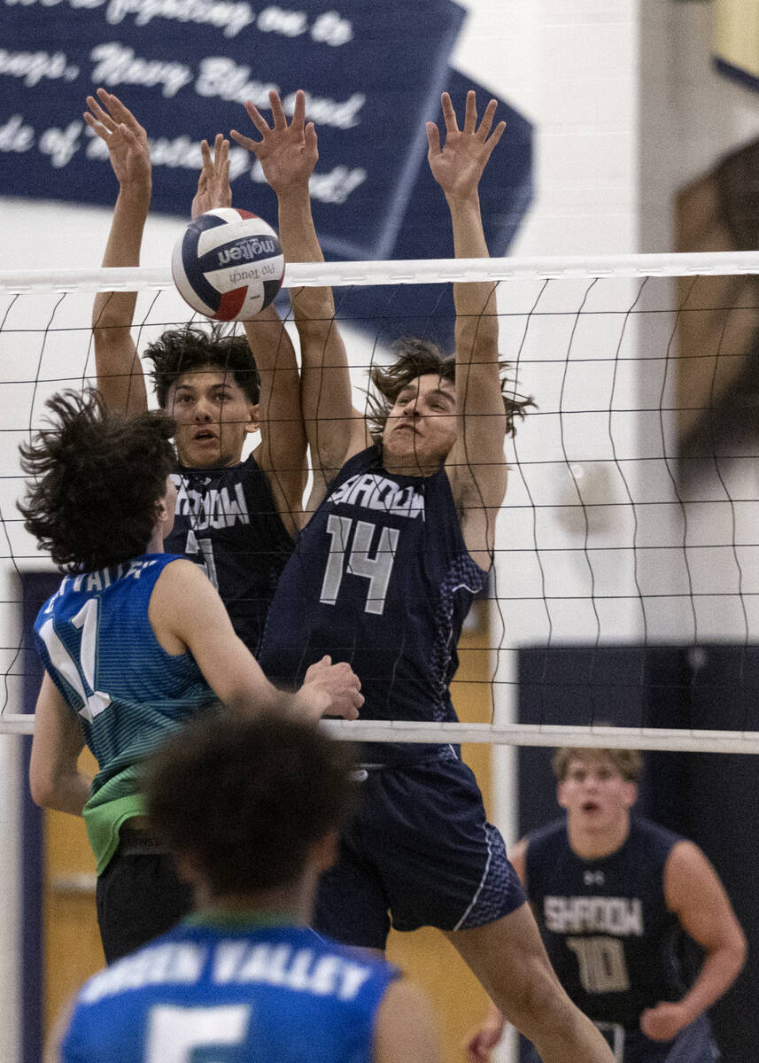 Shadow Ridge’s Justin Lewis, left, and Brady Beko (14) kill a Green Valley spike during ...