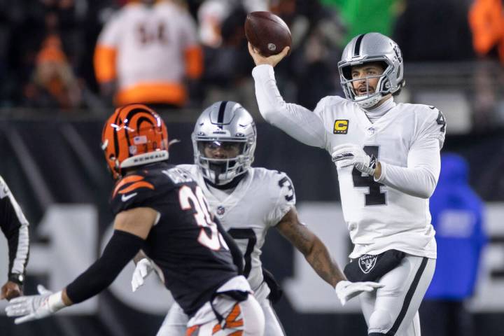 Raiders quarterback Derek Carr (4) makes a throw over Cincinnati Bengals free safety Jessie Bat ...
