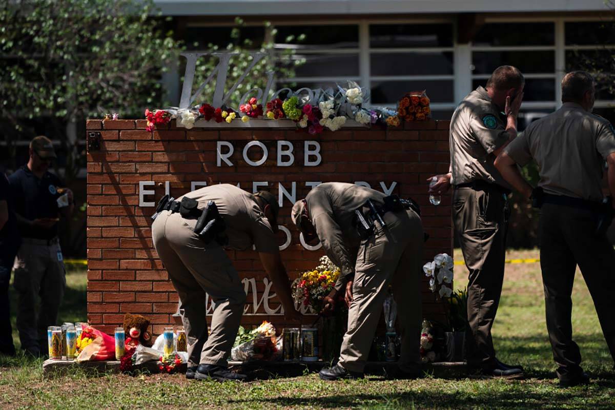 Pria bersenjata Texas itu berada di dalam sekolah selama lebih dari satu jam, kata polisi