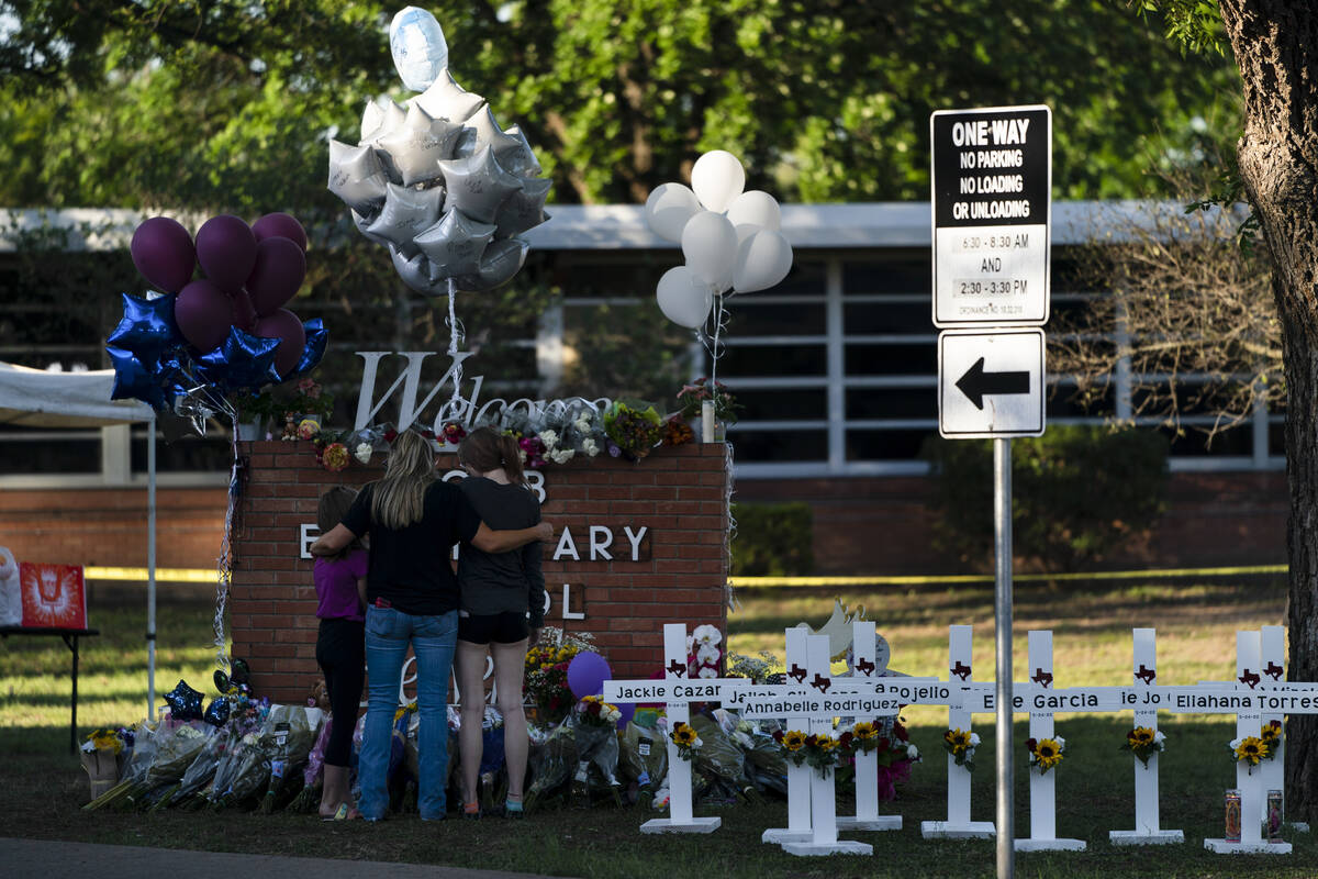 Polisi menghadapi pertanyaan atas penundaan penggerebekan sekolah di Texas