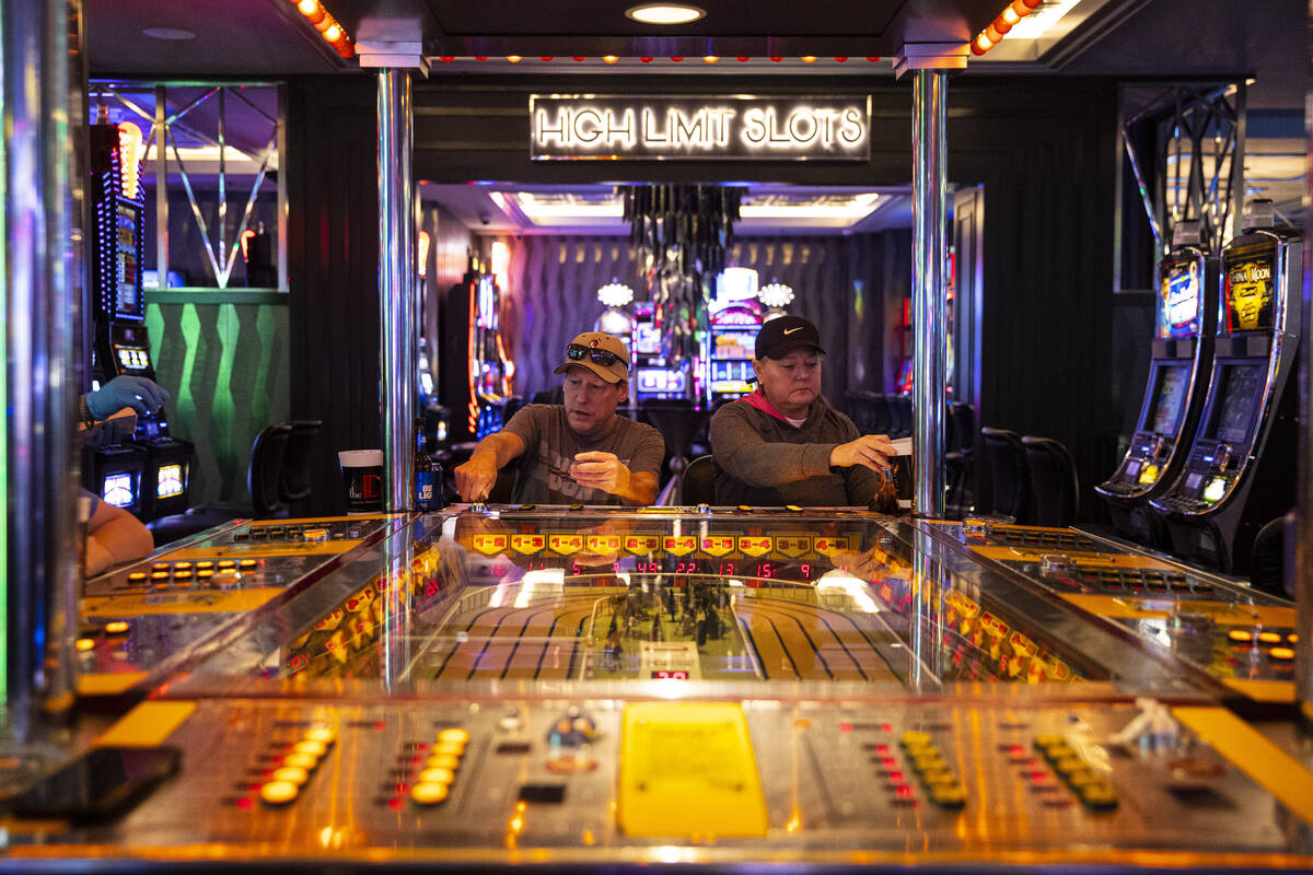 Andy Sheehan, left, of Henderson, and Deborah Smith, of Connecticut, play the coin-operated Sig ...