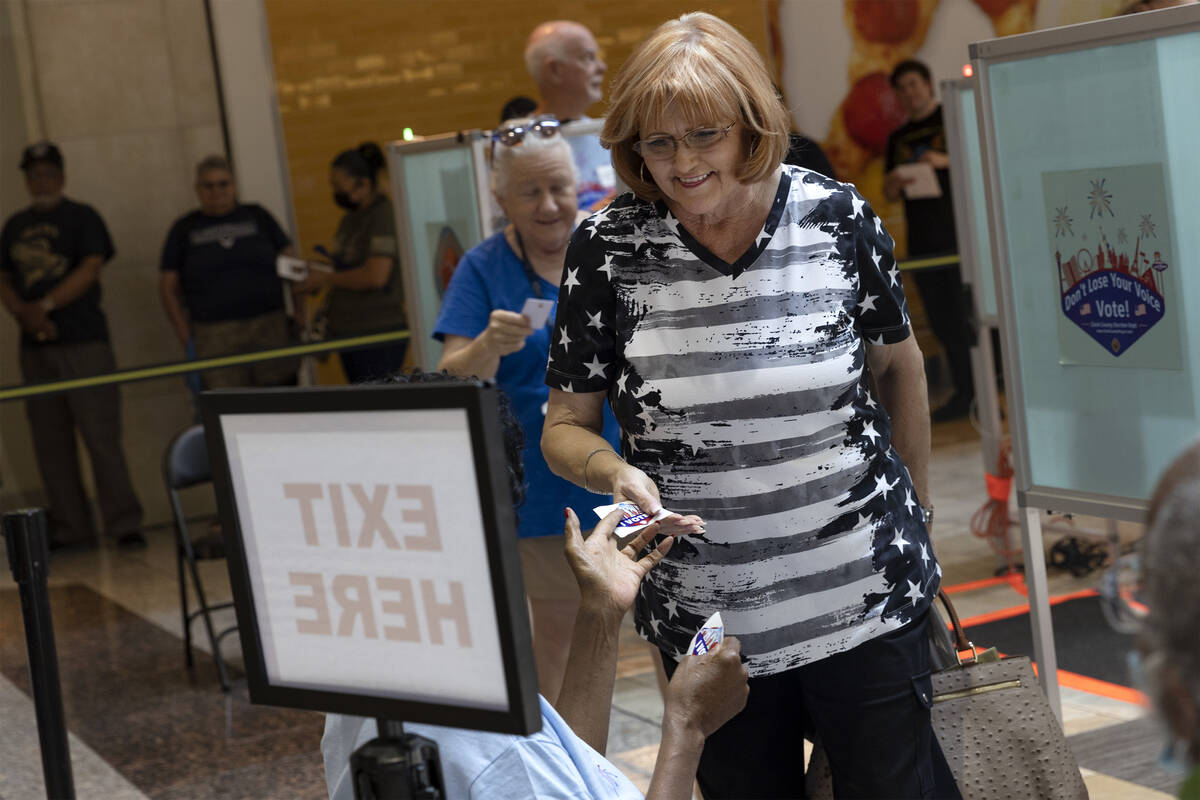 Penduduk Lembah Las Vegas memberikan suara pada hari pertama pemungutan suara awal
