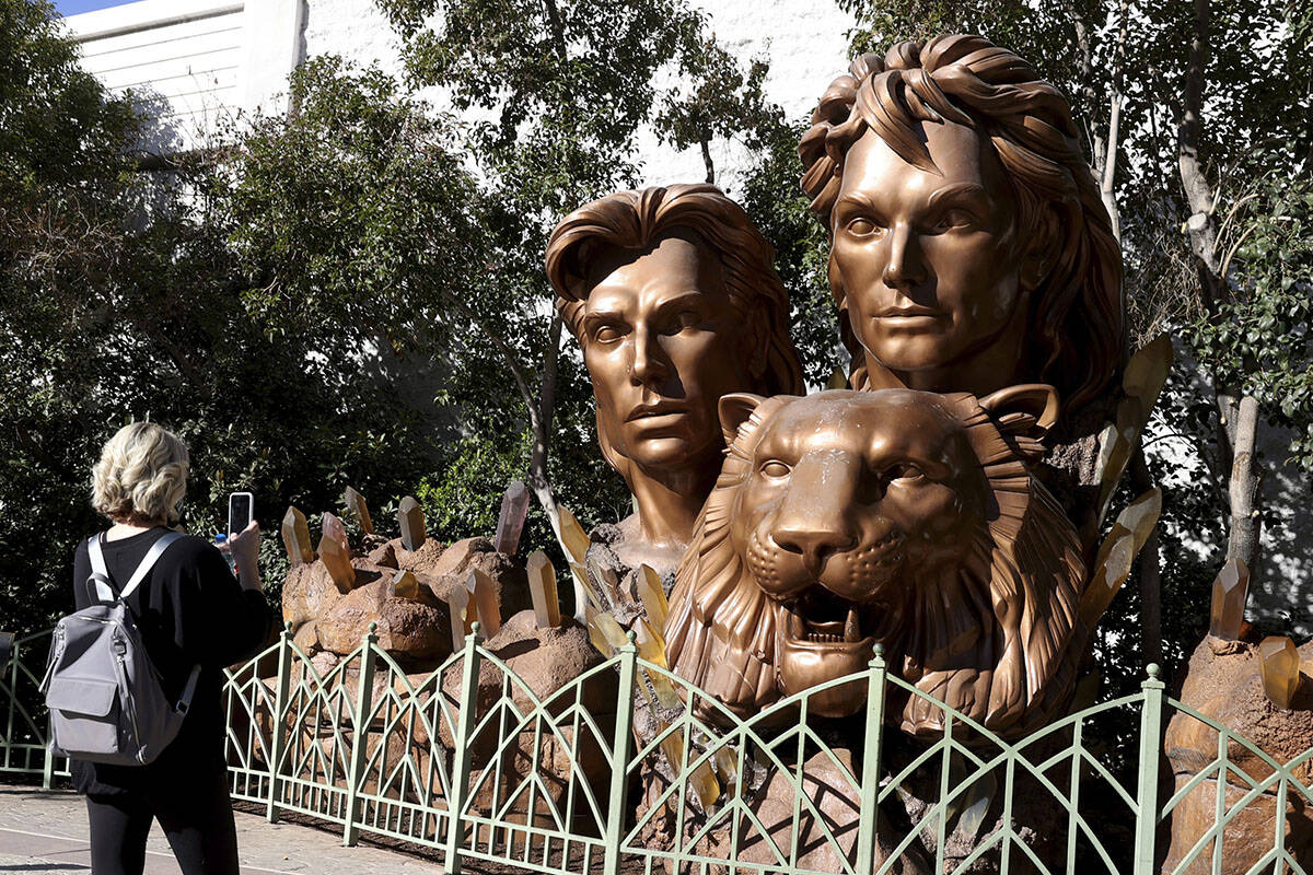 Bree Medin of Andover, Minn., takes a photo of a statue of Siegfried & Roy on the Strip in ...