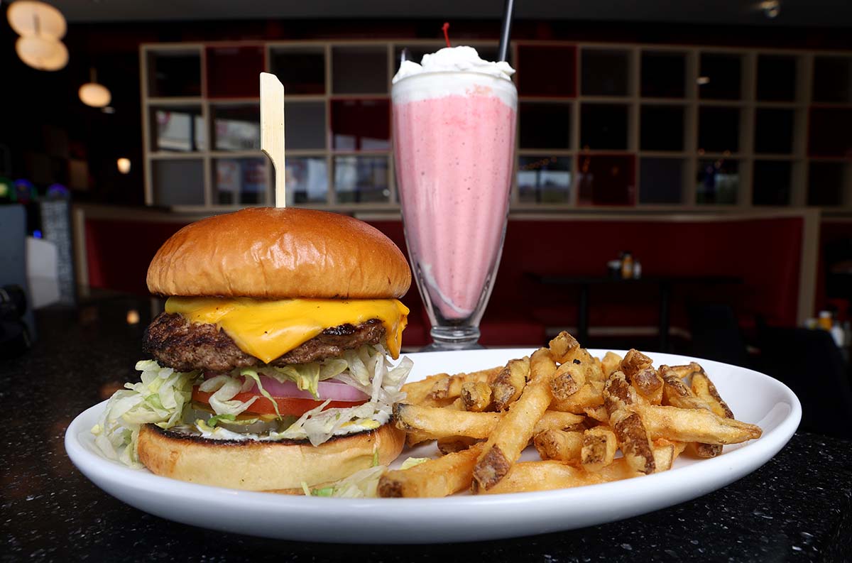 Big Boy Tavern buka di Skye Canyon Marketplace