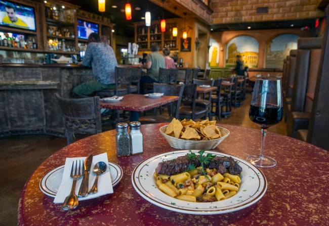 Pasta al Cognac dengan steak strip New York yang dibuat oleh koki eksekutif Jose Martinez di Il Toro Y...