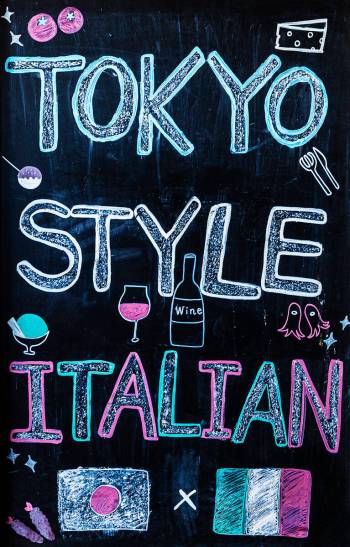 Papan papan warna-warni di Trattoria Nakamura-ya. (Benjamin Hager/Las Vegas Review-Journal)