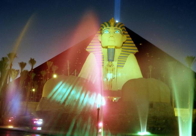 Laser pernah ditembakkan dari mata sphinx, dan lampu diproyeksikan ke air mancur.  (Itu...