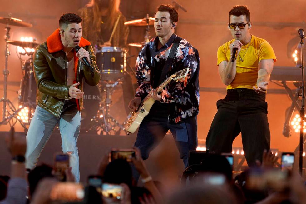 Nick Jonas, dari kiri, Kevin Jonas dan Joe Jonas, dari Jonas Brothers, tampil di Billboa...