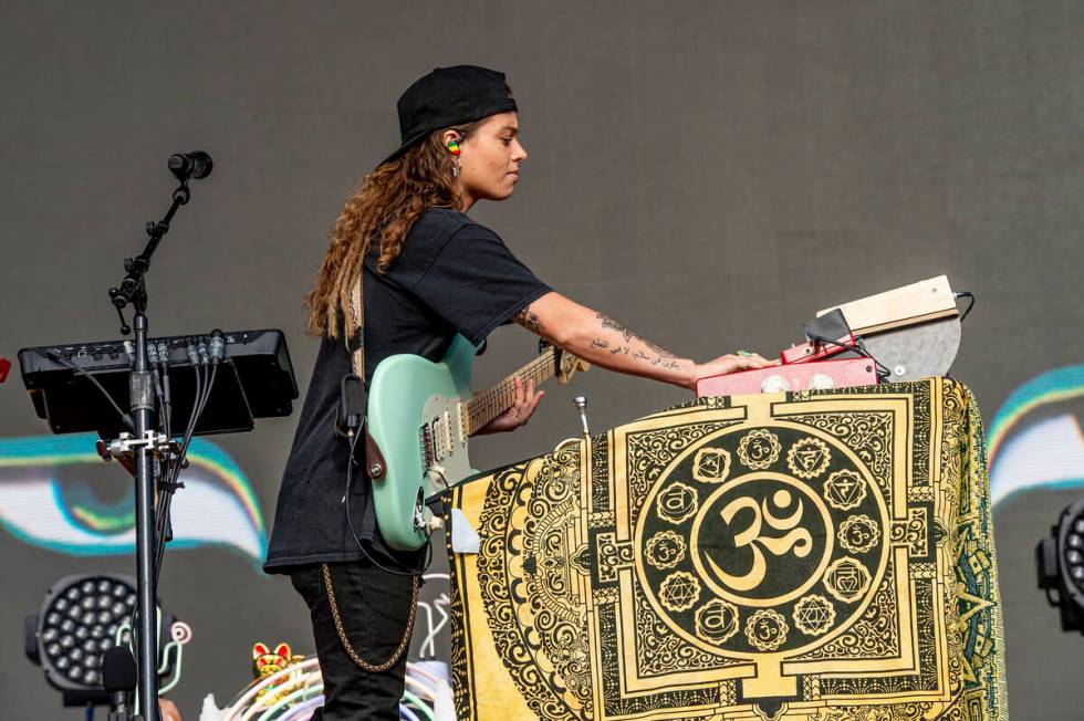 Tash Sultana tampil di Festival Musik BottleRock Napa Valley di Napa Valley Expo di Sunda ...