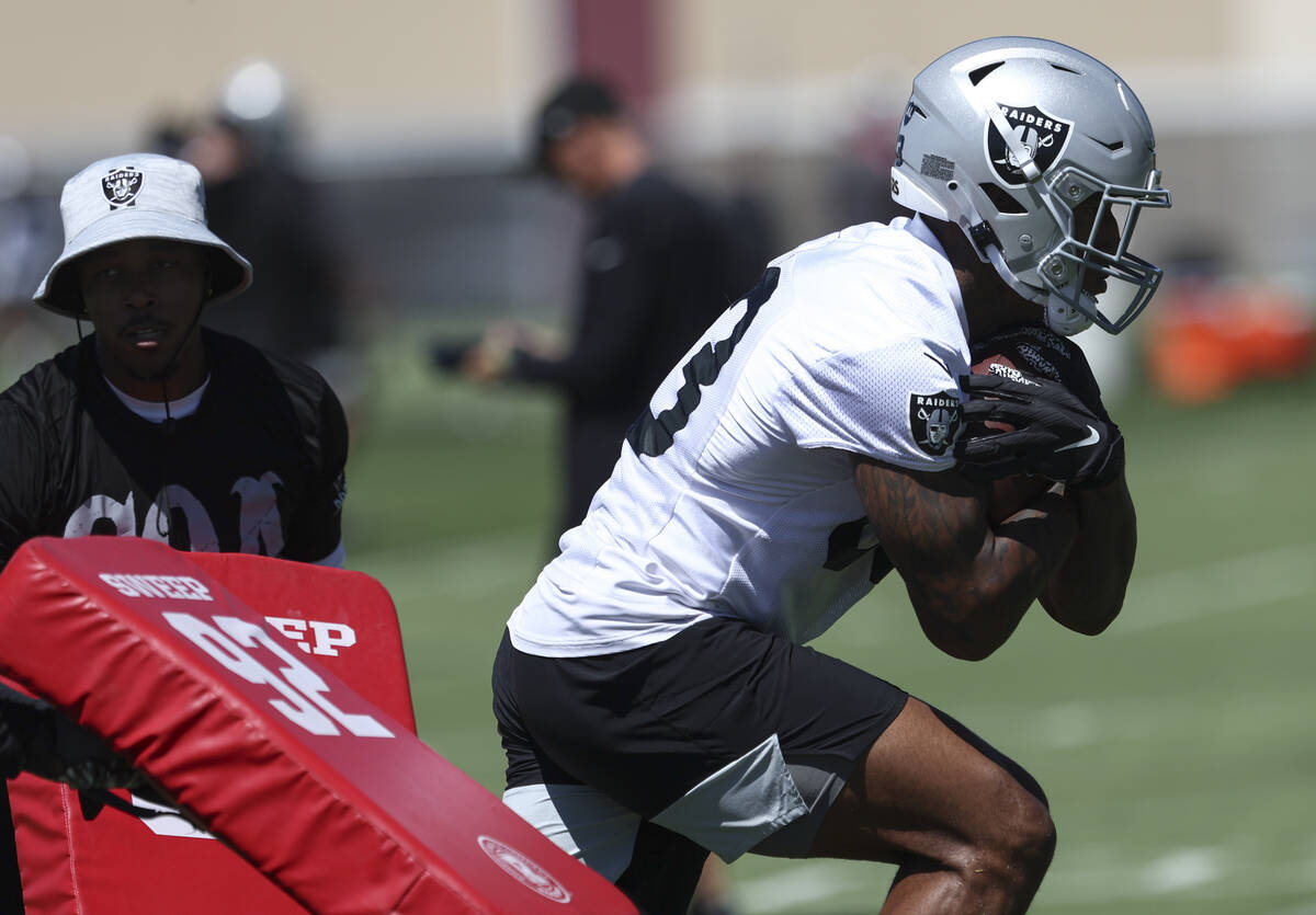 Raiders tight end Darren Waller participates during practice at Raiders Headquarters and Interm ...