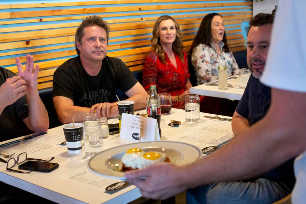 Koki dan pemilik restoran John Simmons, kiri, mendengarkan koki Dinette Jerad Howard salah satu ...