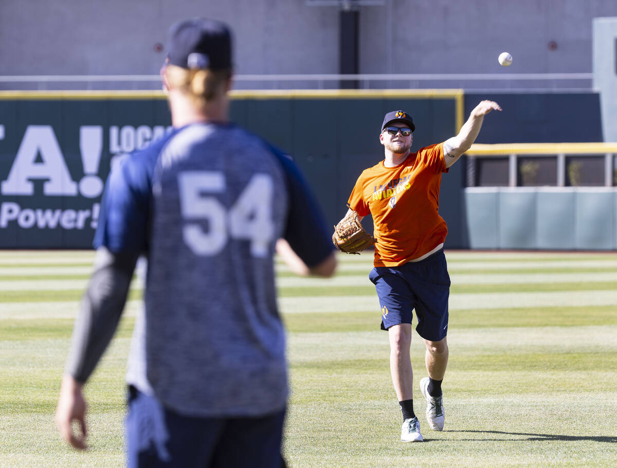 Aviator's pitcher Jared Koenig, right, throws the ball to pitcher Kirby Snead during team's pra ...