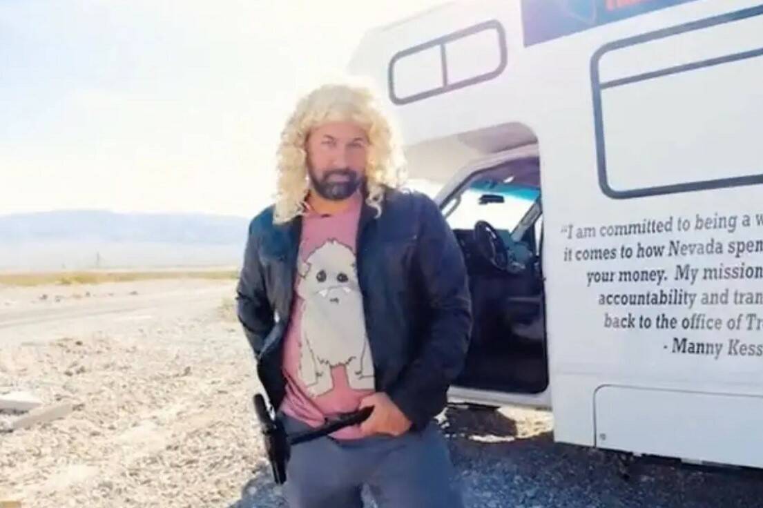 Manny Kess berpakaian seperti Michele Fiore dalam iklan penyerangan parodi