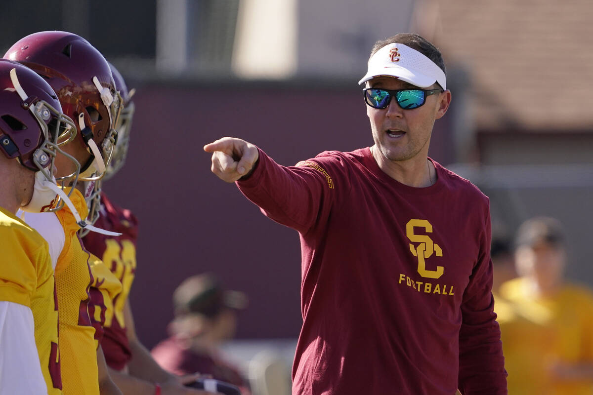 Southern California head coach Lincoln Riley talks with his quarterbacks during an NCAA college ...