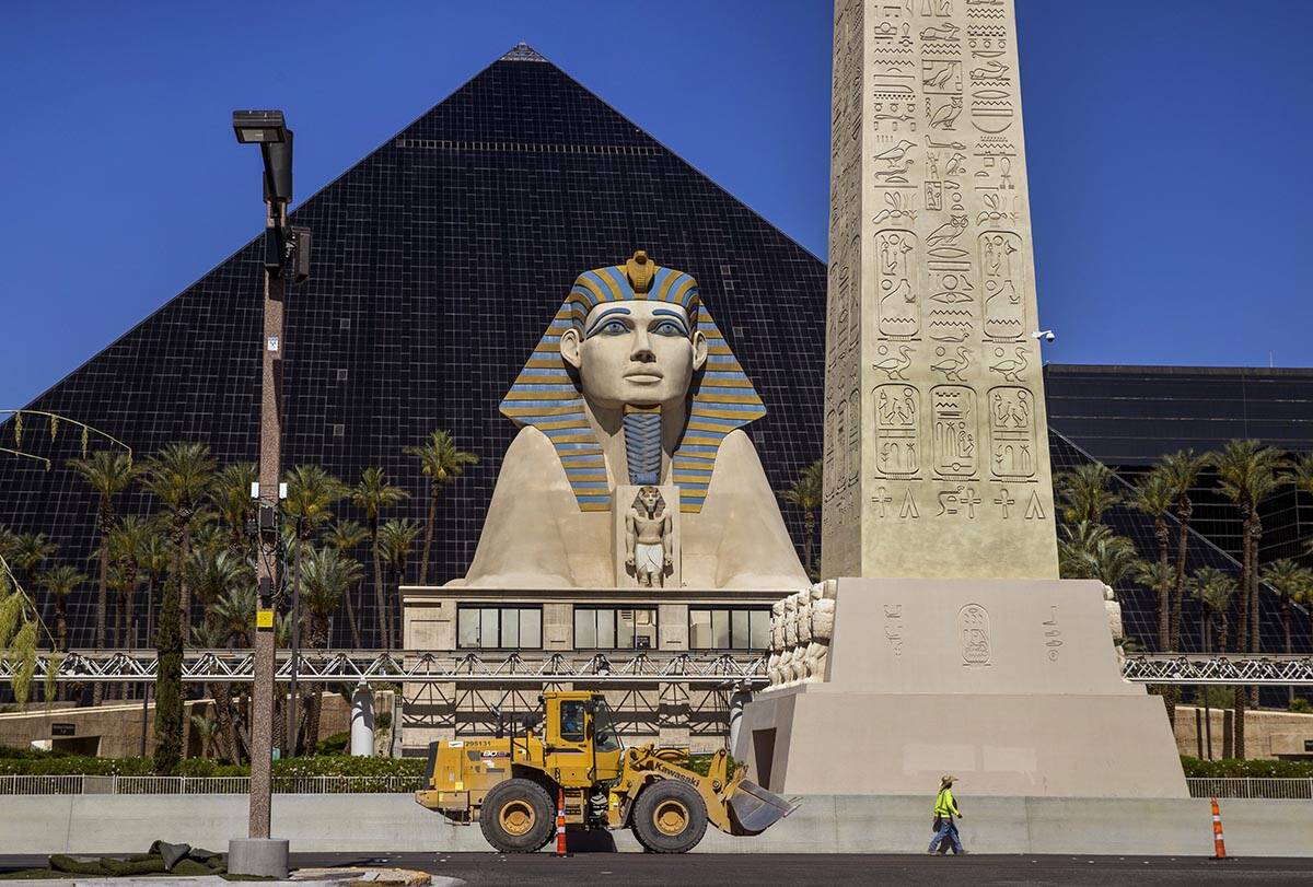 File:The entrance to the Luxor Hotel & Casino, Las Vegas