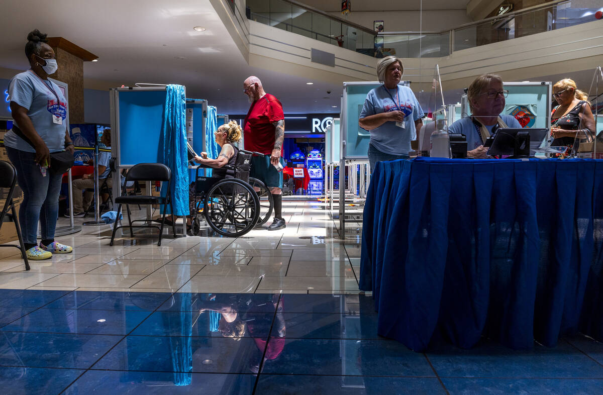 Patricia Riegert, center left, and husband James Brownley, both of Las Vegas, participate in th ...