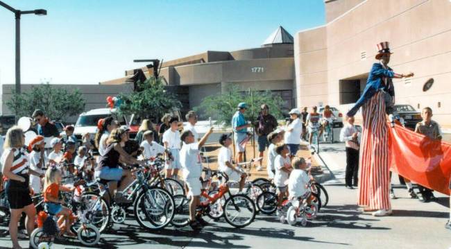 Anak-anak mengendarai sepeda di Parade Patriotik Inaugurasi tahun 1995 dari Perpustakaan Summerlin ke Trails Park.  (Pengadilan...