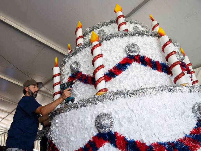 David Bailey, a Summerlin Council employee, decorates the "Viva Las Vegas" float for the Summer ...