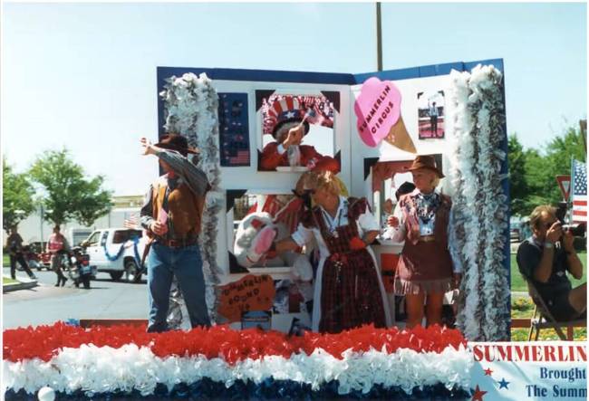 Kendaraan hias parade bermotor pertama di Summerlin Council Patriotic Parade pada tahun 1997. (Courtesy of…