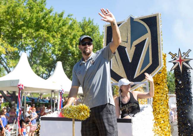 Bek Golden Knights Deryk Engelland melambai ke sorakan para pendukung Stads Nasionale Bank ...