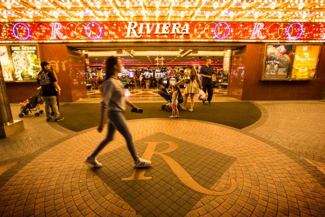Orang-orang berjalan di depan hotel-kasino Riviera di Las Vegas pada 20 April 2015.  (Las Vegas Rev...