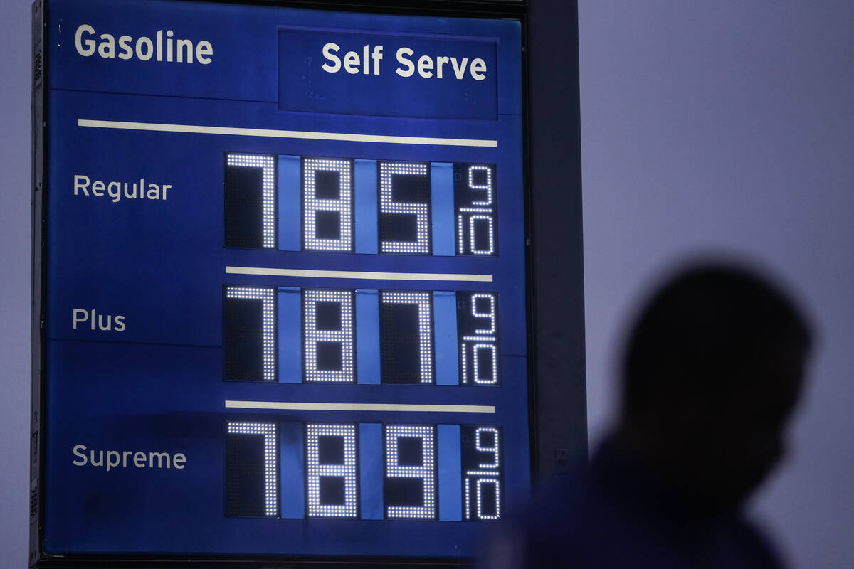 Biden menyerukan penangguhan pajak gas