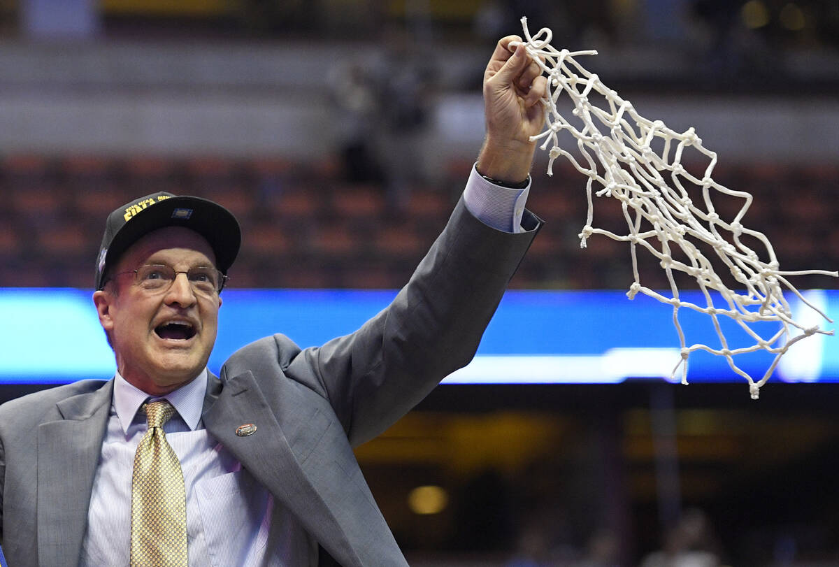 Lon Kruger dalam perjalanan ke Hall of Fame kampus