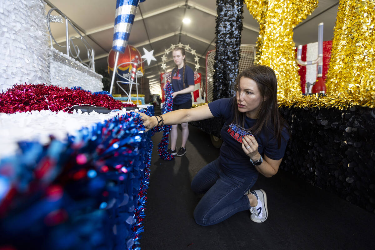 Summerlin Council volunteers Brooke Pizzo, right, and Lindsey Waters, put the finishing touchdo ...