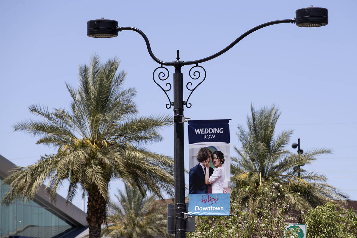 Spanduk Baris Pernikahan diresmikan di pusat kota Las Vegas