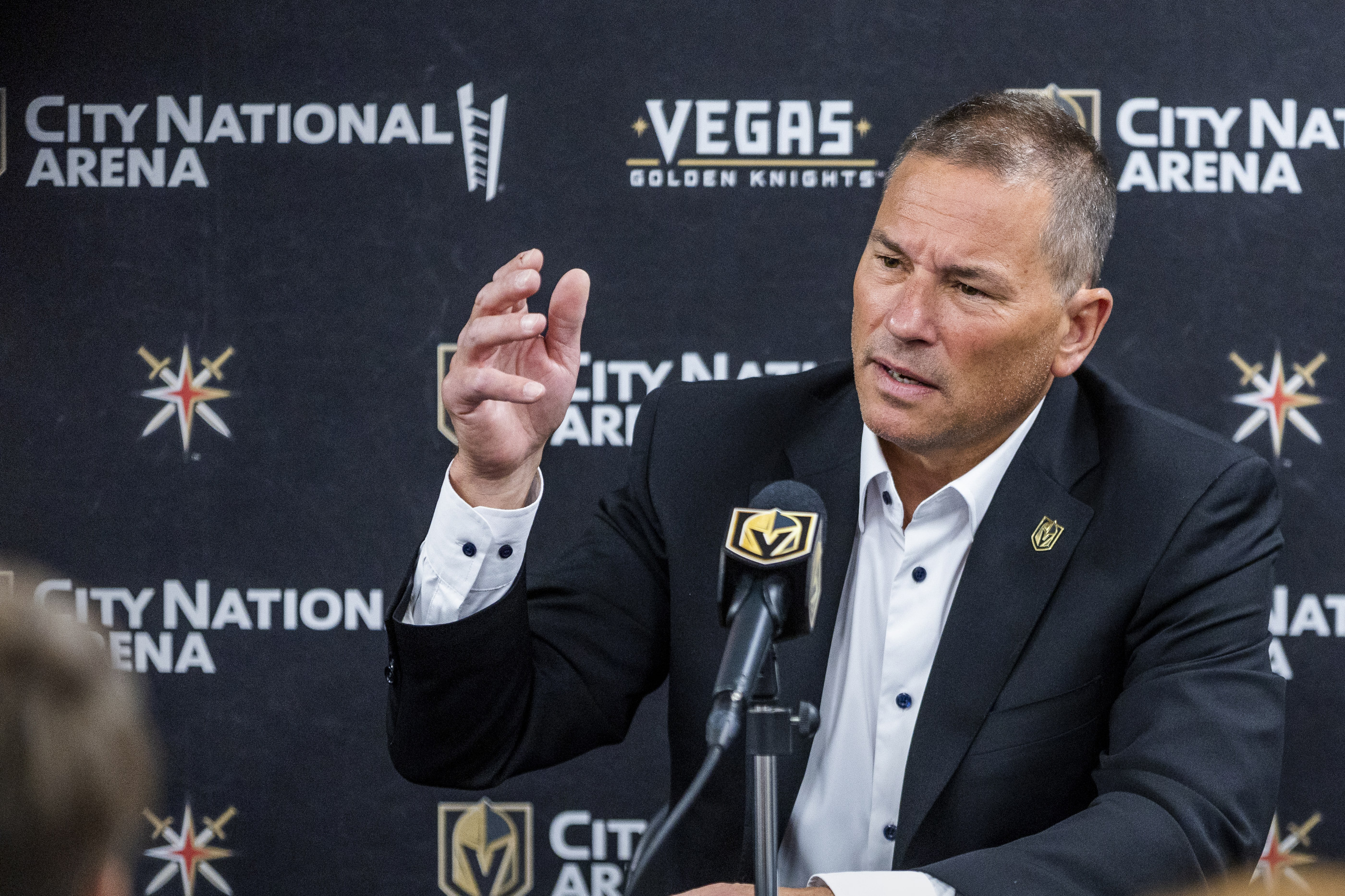Bruce Cassidy diperkenalkan sebagai pelatih ke-3 dalam sejarah Golden Knights